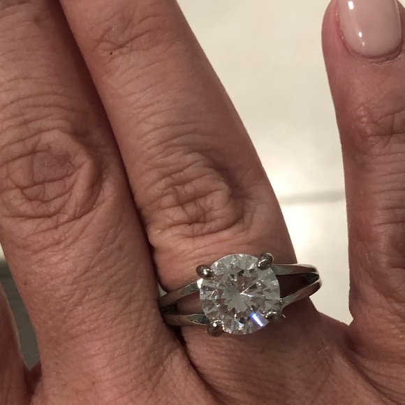 Cubic Zirconia size 8 beautiful ring. - Picture 1 of 8